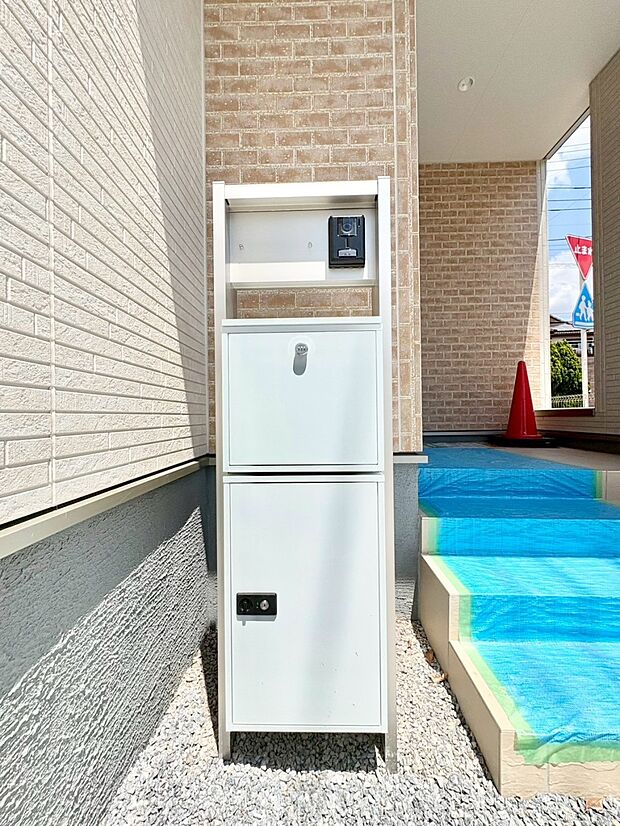 表札・インターホン・ポスト・宅配BOXをひとつに集約。エントランスになじむシンプルデザイン。