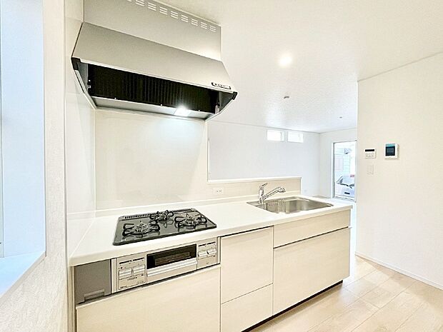 カウンター越しに楽しいおしゃべり。いつものお料理がもっと美味しくなりそうですね。