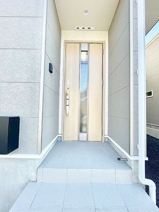 大切な家族、来客を出迎える玄関。玄関前は屋根付きで雨が降っていても濡れにくいです。 