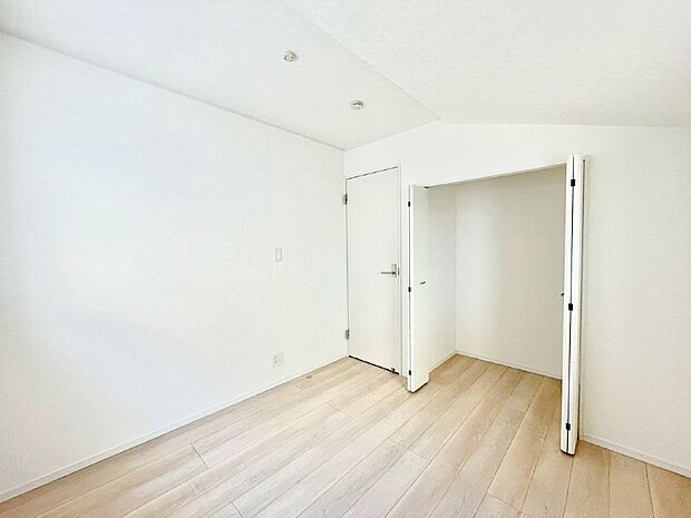 お子さまのお部屋としても！衣類の整理整頓に便利なクローゼット付きの洋室。