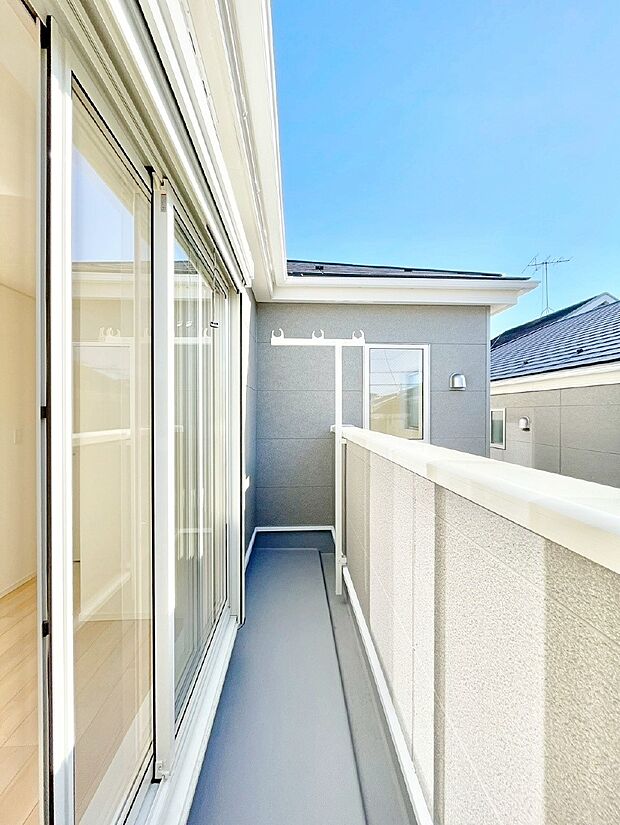 暖かな陽光が降り注ぐバルコニーはお洗濯におすすめ。爽やかな風も心地よいです。