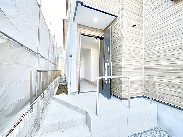 玄関前は屋根付きで雨が降っていても濡れにくいです。