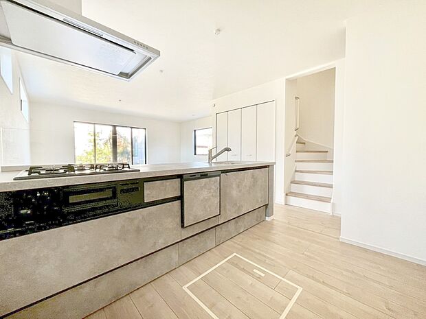 リビングで遊ぶお子様を見守りながらお料理ができる対面キッチン