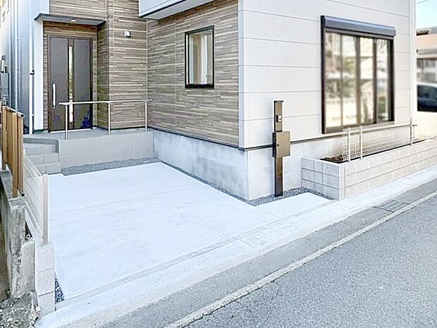 目の前が駐車場だと雨の日も大量にお買い物をした時も便利ですね