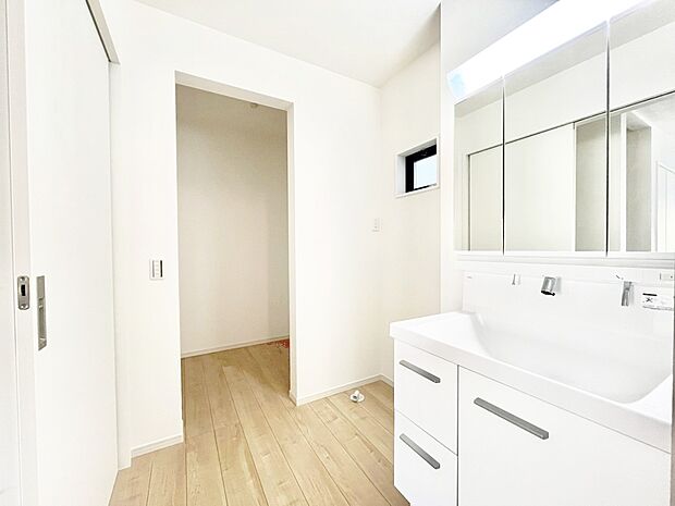 上質な洗面空間がゆとりの時間を演出。リネン庫付き。