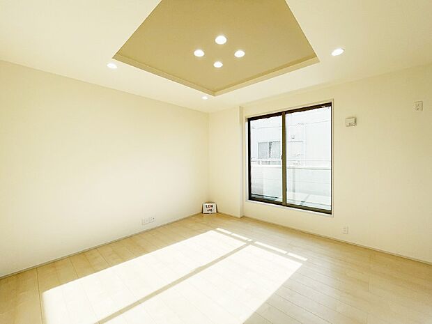 大きな窓からたっぷりの陽光と風を感じられるリビング