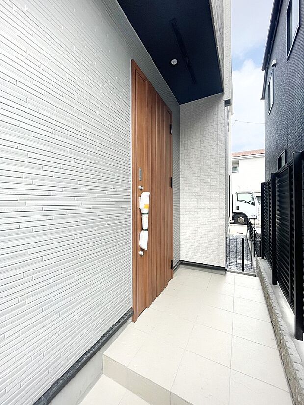 大切な家族、来客を出迎える玄関。