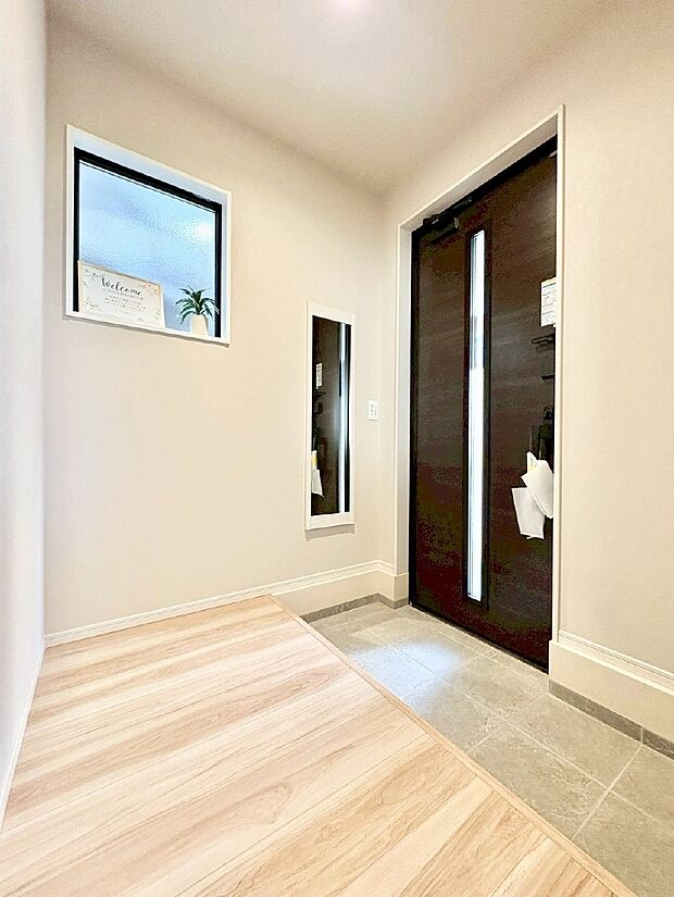 ガラススリットの入った玄関ドアが室内に光を届けてくれます