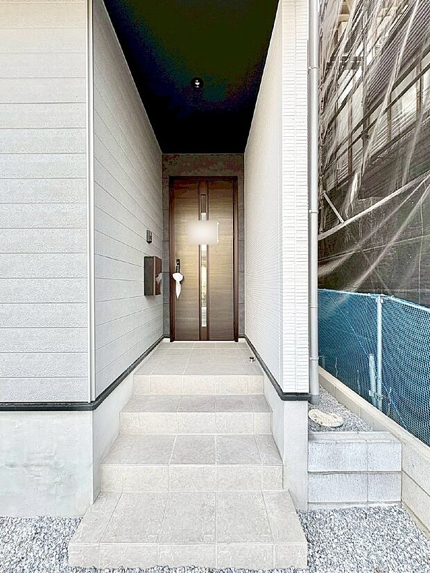 玄関前は雨が降っても濡れにくい屋根付き