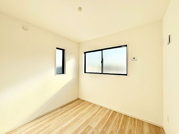 窓からのやさしい光が心地よいプライベートルーム