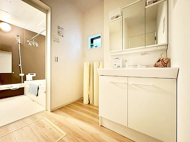 清潔感ある洗面化粧室で朝の身支度も快適