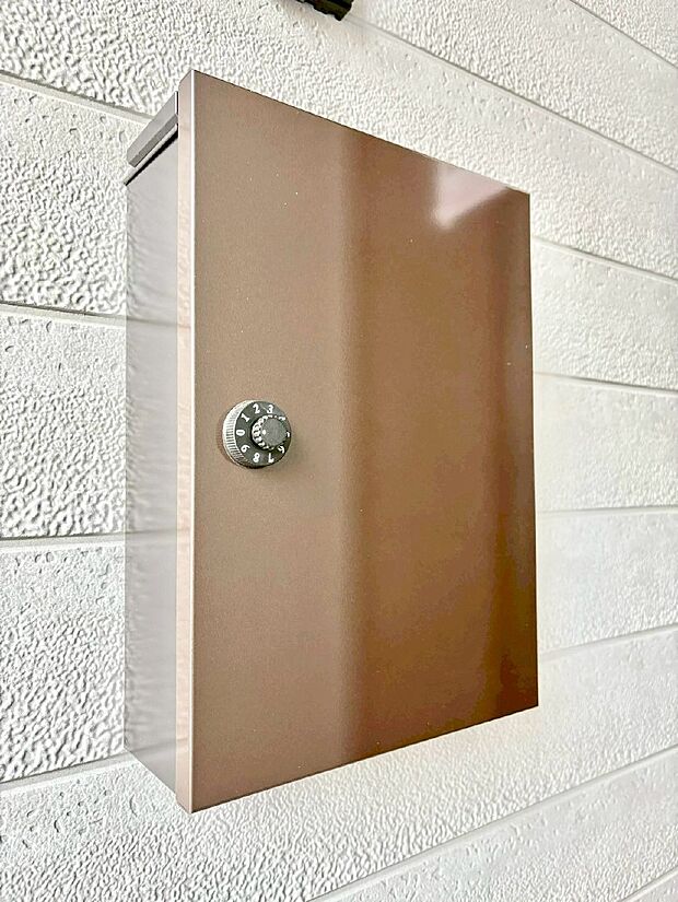 シンプルなデザインのポスト