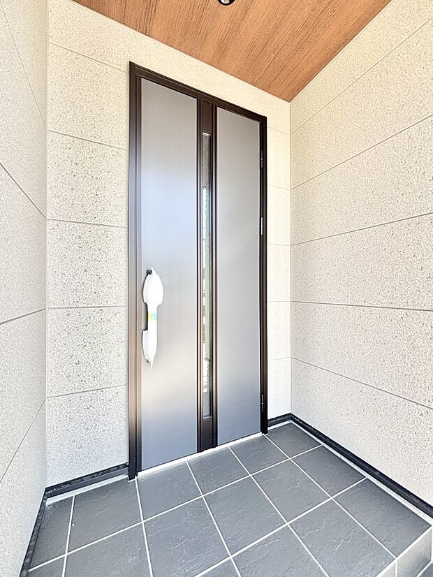 大切な家族、来客を出迎える玄関。玄関前は屋根付きで雨が降っていても濡れにくいです。 