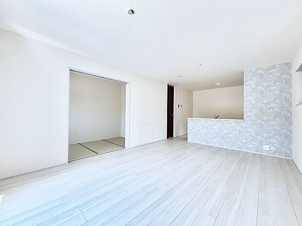 16帖リビング。隣接の和室を開放すればさらに広々空間に。