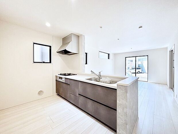 爽やかな風が通り抜けるキッチン。窓があるので明るく換気にも役立ちます。