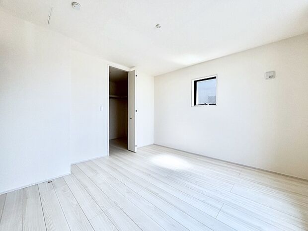 ウォークインクローゼットがあるお部屋。季節ごとの入れ替えも不要で便利です！