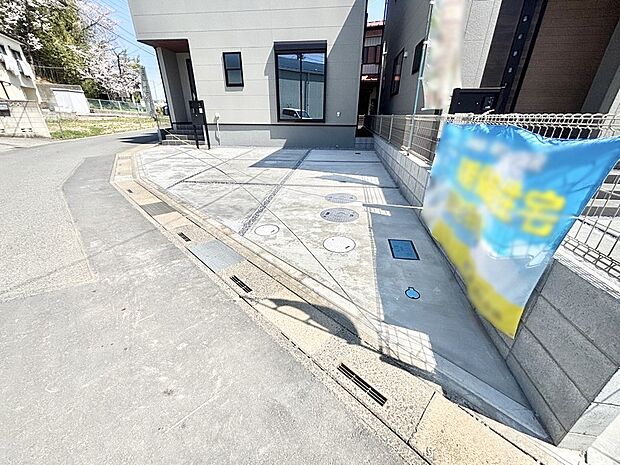 駐車2台可能!急なお客様の駐車に。また、ご家族の自転車スペースとしても大活躍。