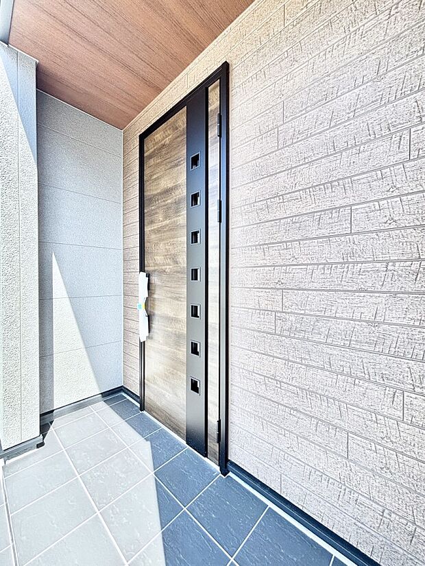 大切な家族、来客を出迎える玄関。玄関前は屋根付きで雨が降っていても濡れにくいです。 