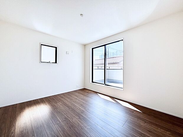 バルコニーが開放感をプラスしてくれる洋室