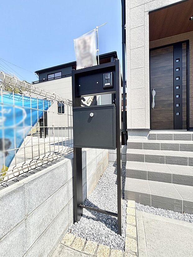 表札・インターホン・ポストをひとつに集約。エントランスになじむシンプルデザイン。