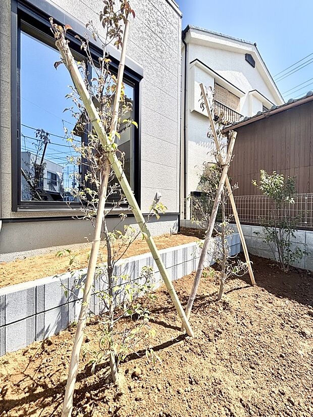 ガーデニングや家庭菜園も楽しめるお庭付き。