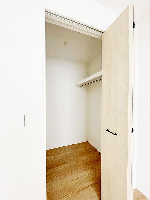 ウォークインクローゼットの活用で生活空間スッキリ