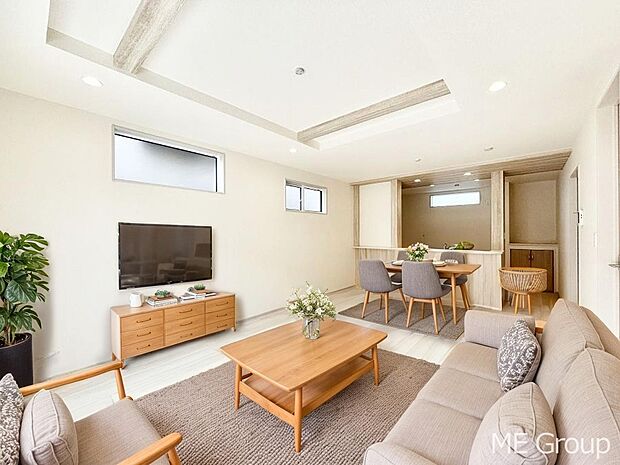 お洒落で開放感のある折り上げ天井を採用したリビング※家具はCGです