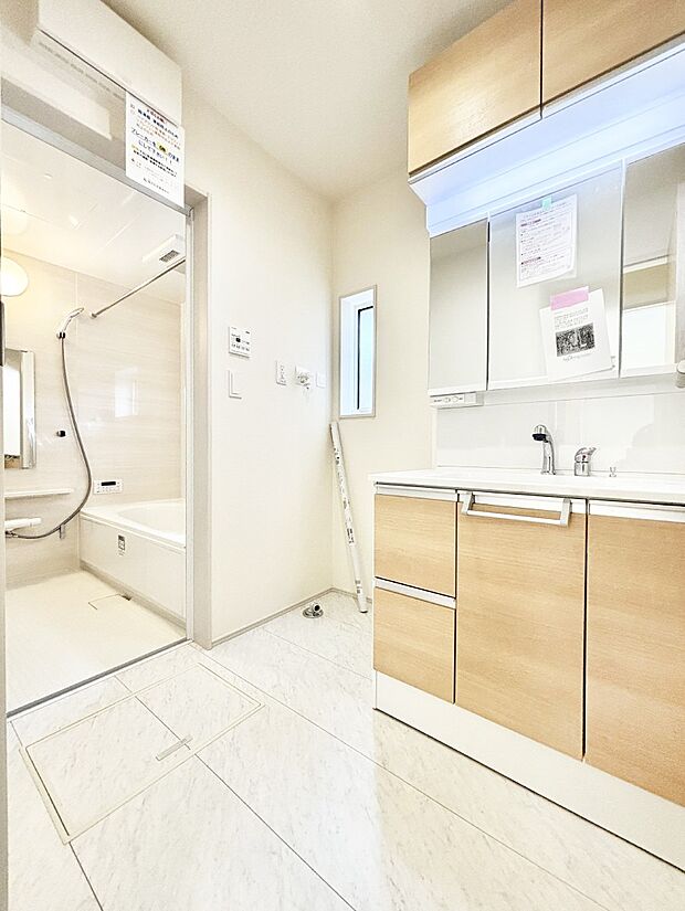 三面鏡が嬉しい洗面化粧台です。