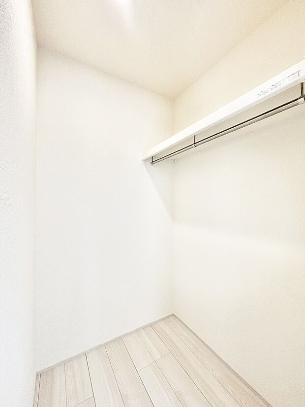 衣類をハンガーに掛けたまま収納できるWIC。衣類の整理整頓がしやすくて便利です!