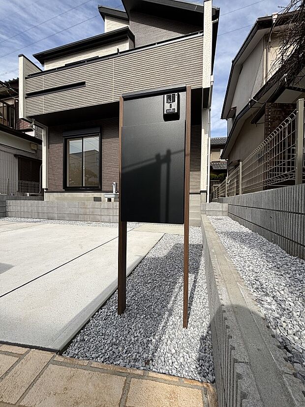 シンプルデザインのポスト。