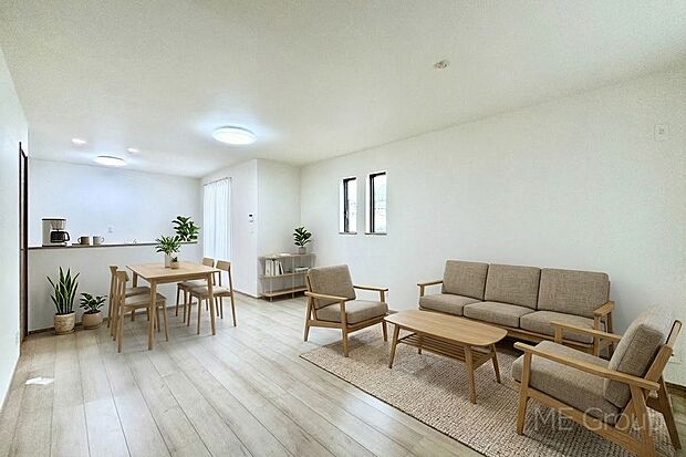 ご家族の賑やかな話し声で包まれる明るいリビング ※家具はCGです