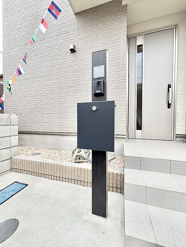 表札・インターホン・ポストをひとつに集約。エントランスになじむシンプルデザイン。