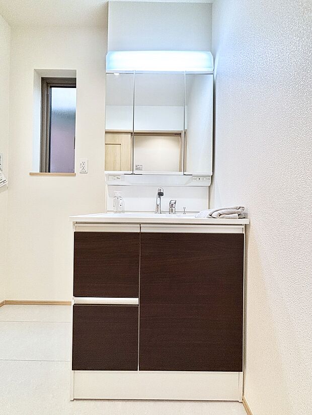 大きく見やすい三面鏡で清潔感ある洗面台は、身だしなみチェックや肌のお手入れにおすすめです。