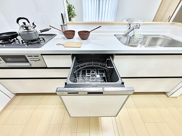 面倒なお片づけは食洗機にお任せ！家事の負担が減って、時間にも気持ちにもゆとりができます。