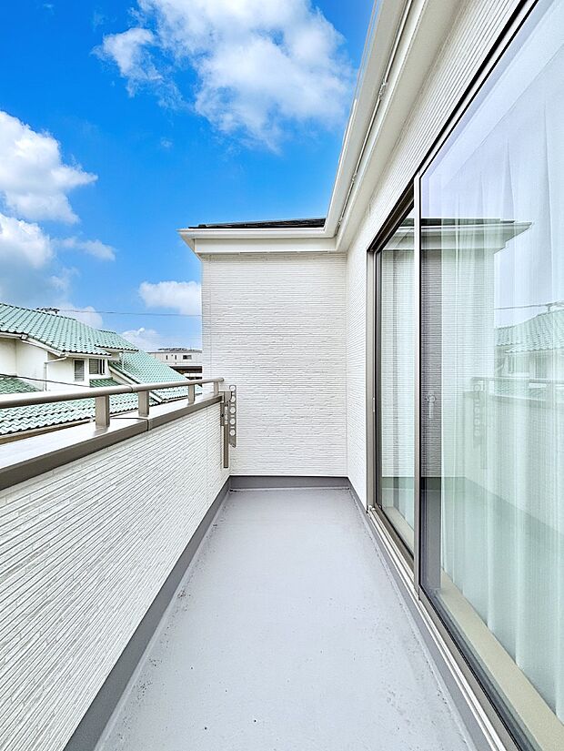 ゆったりバルコニーだから沢山お洗濯ものを干せます。