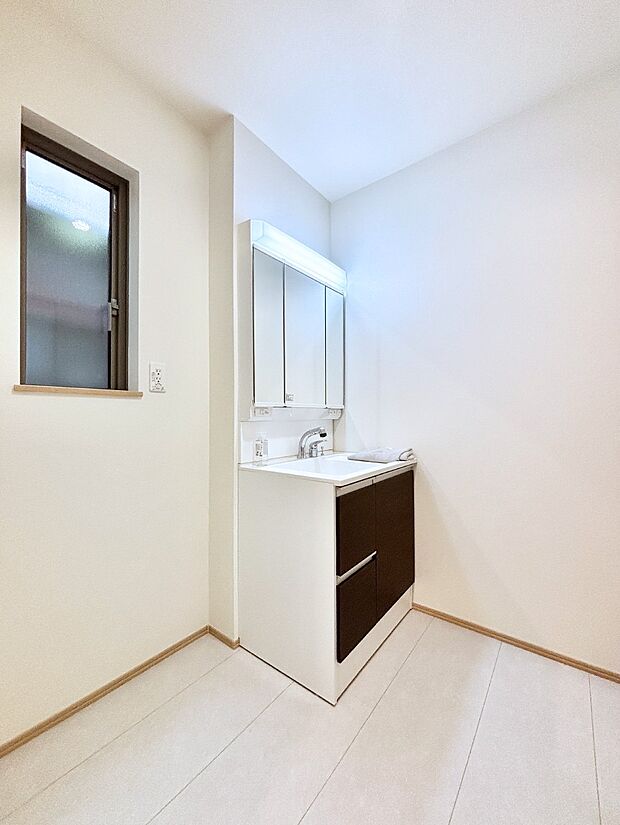 清潔感のある快適空間です。毎日の身支度も気持ち良くお使い頂けます。 