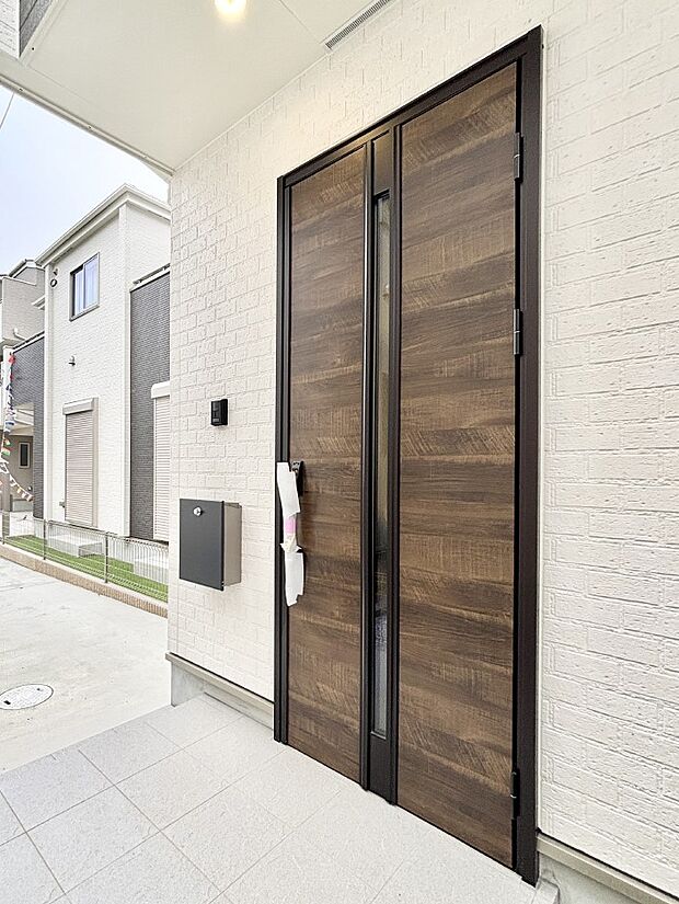 大切な家族、来客を出迎える玄関。