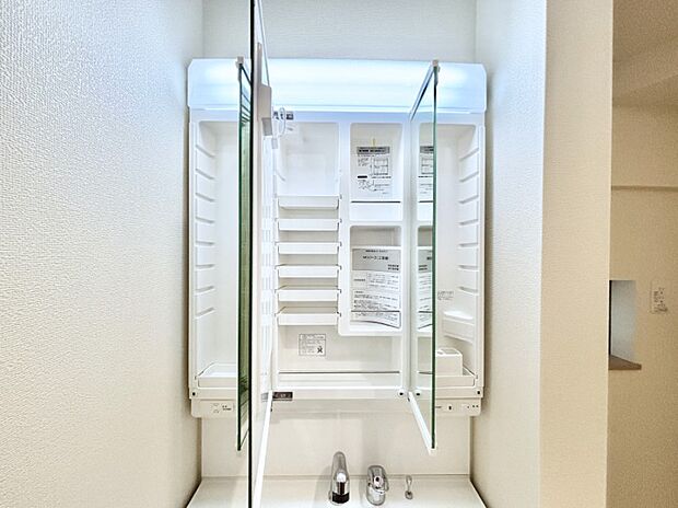 三面鏡の裏に、化粧品や衛生用品などを収納可能。洗面台をすっきりと保ちます！