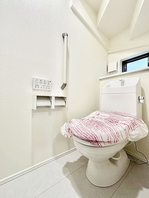 明るく清潔感のあるトイレです。  
