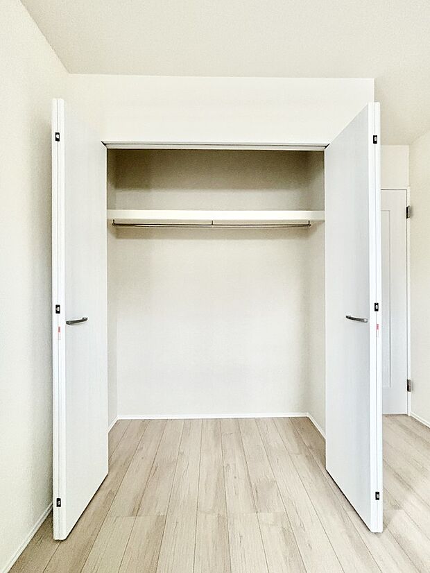 洋室のクローゼット。奥行きがあるので厚手の衣類もすっきり収まります。