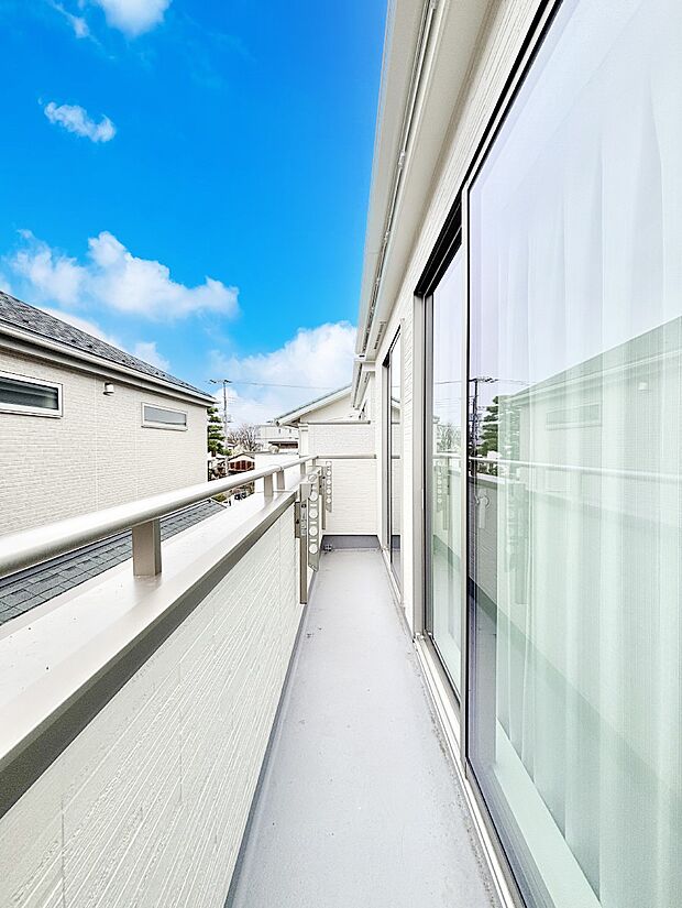 ゆったりバルコニーだから沢山お洗濯ものを干せます。