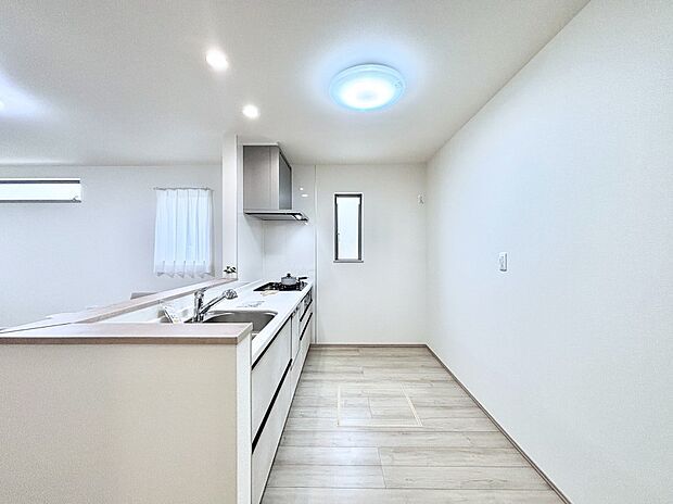 爽やかな風が通り抜けるキッチン。窓があるので明るく換気にも役立ちます。