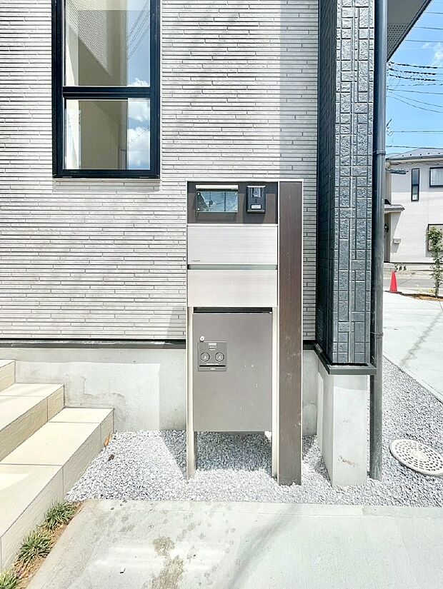 表札・インターホン・ポスト・宅配BOXをひとつに集約。エントランスになじむシンプルデザイン。