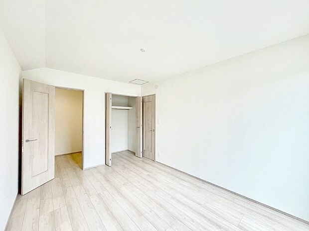 ウォークインクローゼットがあるお部屋。季節ごとの入れ替えも不要で便利です!