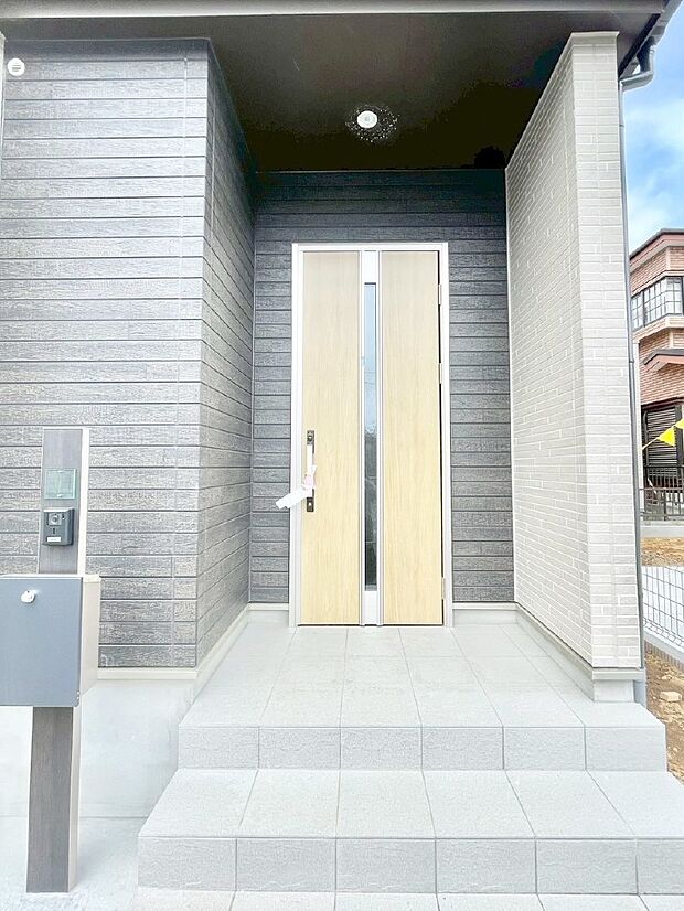 大切な家族、来客を出迎える玄関。