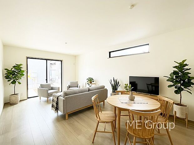 ご家族の賑やかな話し声で包まれる明るいリビング ※家具はCGです