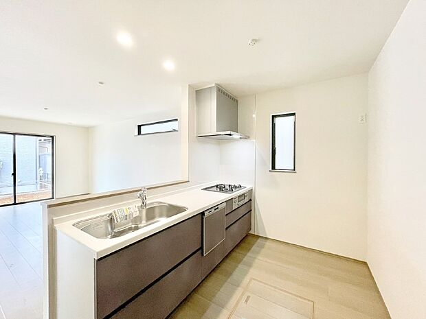 爽やかな風が通り抜けるキッチン。窓があるので明るく換気にも役立ちます。