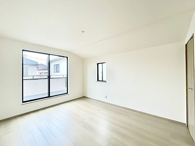 窓からのやさしい光が心地よいプライベートルーム