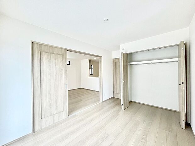 リビング隣接の洋室は個室としても利用できます