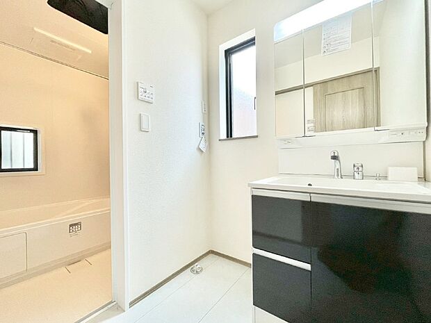 窓のある明るいランドリースペース